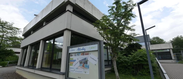 Die Politik will jetzt Dampf machen, um bei der Sanierung des Badeshauses in Bad Meinberg voranzukommen. - © Jost Wolf