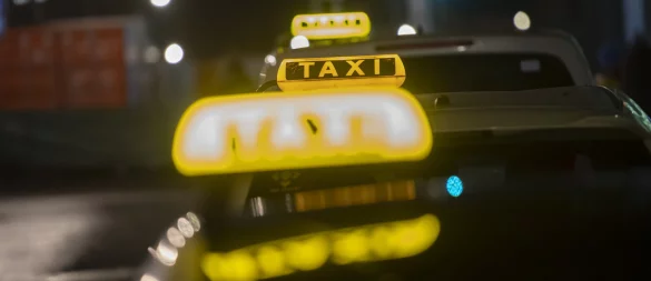 Taxischlange in der Nacht: Der harte Arbeitsalltag der Fahrer bleibt den meisten Menschen verborgen. - © Paul Zinken/dpa