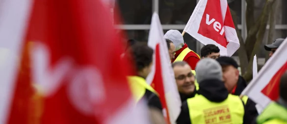 Mitglieder des Verdi-Bündnisses demonstrieren in Düsseldorf für höhere Investitionen in die Daseinsvorsorge in NRW. - © IMAGO/Panama Pictures