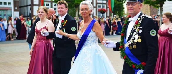 Schicke Roben, festliche Uniformen: Blomberg weiß, wie man Schützenfest feiert. - © Nicole Ellerbrake