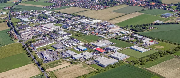 Das Wäldchen am unteren Rand verhinderte 2019 die Erweiterung des Industriegebietes in Lieme. - © Andreas Dunker/Archivbild