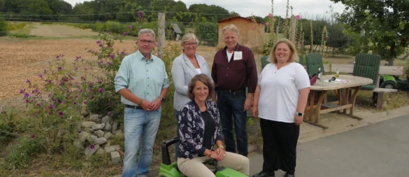 Die Landratskandidaten Meinolf Haase (von links), Heike Görder (hinten), Dr. Inga Loke sowie Dieter Hagedorn vom Landwirtschaftlichen Kreisverband und Ilka Kottmann in Hörste. - © Tim Goersmeier/WLV