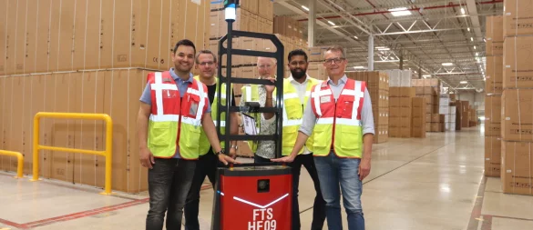 Michael Beff, David Schönenborn, Marc-Andre Münstermann, Vinort Mahalingam und Thomas Saltenbrock in einer Halle des Logistikzentrums. - © Dirk Windmöller