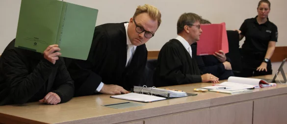 Verteidiger Tim Hoffmann, der den angeklagten 50-Jährigen (im Bild vorne) vertritt, und sein Kanzlei-Kollege Jann Henrik Popkes - neben der angeklagten Mutter (37) - geben zum Prozessauftakt Erklärungen für ihre Mandanten ab. Beide Angeklagte sind geständig, das Beweismaterial ist allerdings erdrückend. - © Janet König
