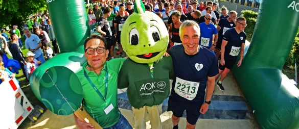 Peter Rosenke (links) und Dirk Tolkemitt eröffnen den 14. AOK-Firmenlauf. - © Nicole Ellerbrake
