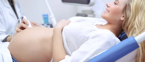 Der Chef des Medizinischen Dienstes der Krankenkassen hat Gynäkologen beschuldigt, mit verbotenen Ultraschall-Angeboten Kasse zu machen. - © IMAGO/ingimage