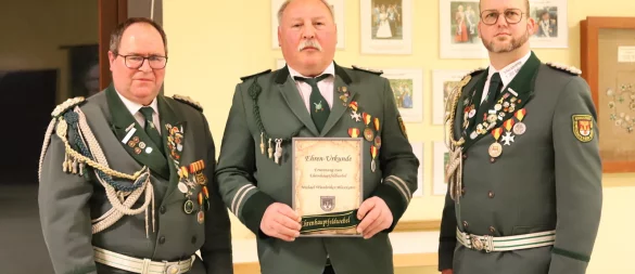 Oberst Jens Geise (links) und Oberstleutnant Nico Hanselle (rechts) verabschieden Micheal Wienbröker-Blasekatte als Spieß der Unterdorfkompanie. - © rw-system