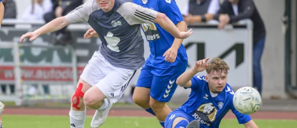 Starke Kampfmoral. Trotz aussichtsloser Situation kämpft der Schlänger Noah Schmitt noch am Boden um den Ball. In dieser Szene kann sich Bendix Bruns (links) von den SF Oesterholz-Kohlsta?dt im Zweikampf behaupten. - © Egon Penner