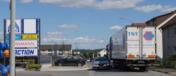 Anwohner der Kampstraße klagen über zu viel Verkehr durch das neue Fachmarktzentrum. - © Jost Wolf