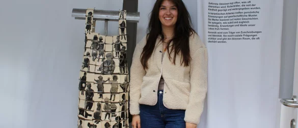 Svenja-Christin Voss neben ihrem Kachel-Kleid. Die Ton-Kacheln hat sie eigenhändig angefertigt und in einem Ofen gebrannt. - © Kyrill von Matuschka