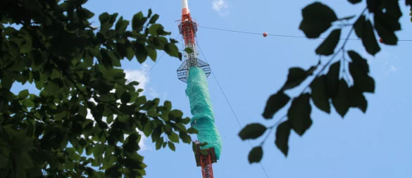 Im ungewohnten Kleid: der Bielstein-Sendemast - © Martin Hostert