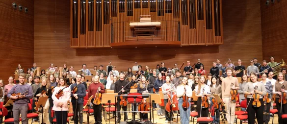 Die beiden Hochschulorchester auf der Bühne des Konzertsaals der Karol Szymanowski Akademie. - © HfM Detmold/Plettenberg