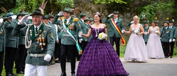 Das neue Königspaar Nelli und Markus Drinkuth führt den Festumzug an. - © Schützenverein Kohlstädt