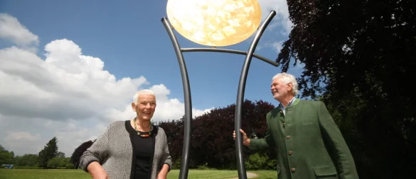 Künstlerin Sieglinde Strohmeier und Wolfgang Redeker im Jahr 2015 am "Sommertraum", der den Kunstpfad damals neu bereicherte. - © Archivbild: Wolf Scherzer
