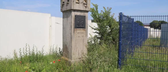 Gegenwärtig befindet sich die Grenzsäule eingezwängt zwischen dem Zaun einer Trinkwassergewinnungsanlage und der Schallschutzwand zur B 66. - © Knut Dinter