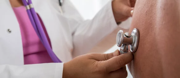 Ein Arzt hört seinen Patienten ab: Die Kosten für ihre Gesundheitsversorgung werden für Privatversicherte zum Jahreswechsel erneut steigen. - © picture alliance / dpa Themendienst