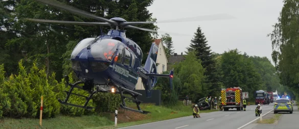 Für etwa eine Stunden war die Augustdorfer Waldstraße gesperrt - hauptsächlich, damit der Helikopter Christoph 13 (hier die Ersatzmaschine) mit dem Notarzt landen konnte. - © Jost Wolf