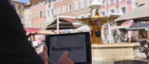 Wer ein Hotel buchen möchte, für den ist Booking.com oft die erste Adresse. - © picture alliance / PHOTOPQR/LE DAUPHINE/MAXPPP