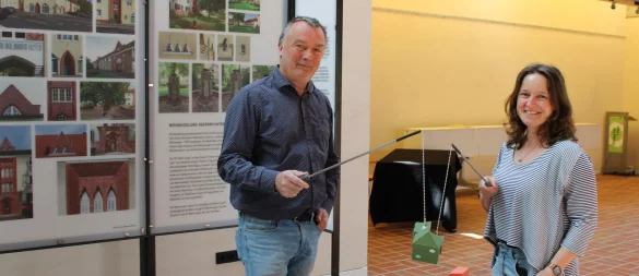 Museumsleiter Willi Kulke und Volontärin Laura Opel zeigen das Spiel, das momentan in der Ziegelei getestet wird. Bis März sollen weitere fünf hinzukommen. - © Lorraine Brinkmann