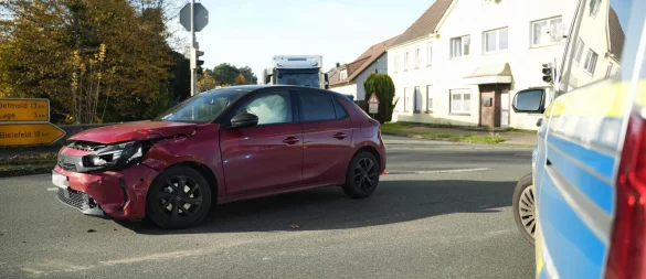 Bei einem Autounfall in Waddenhausen sind zwei Personen leicht verletzt worden. - © Die Blaulicht-Fotografen