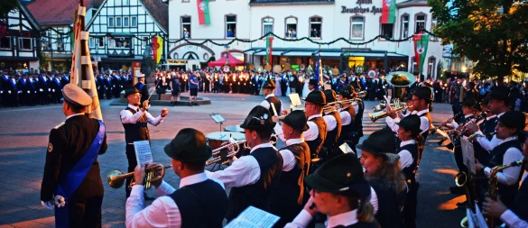 Antreten in Blomberg: Die Schützen läuten mit dem Zapfenstreich das Festwochenende ein. - © Nicole Ellerbrake