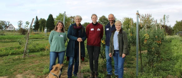 Gemeinsam haben Julia Günzel (Deutscher Fachverband für Agroforstwirtschaft, von links), Brigitte Hilcher (Regionalbewegung NRW), Eva Horrion (Arbeitsgemeinschaft bäuerliche Landwirtschaft) sowie Nils Roitsch und Wiebke Brinkmann-Roitsch (Solawi Ackervielfalt) den Feldtag veranstaltet. - © Kyrill von Matuschka