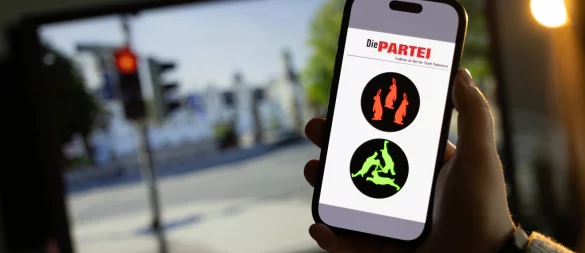 Die Satirepartei Die Partei regt an, in Paderborn an einzelnen Ampeln besondere Ampelmännchen mit dem Dreihasenbild zu installieren. - © Niklas Tüns
