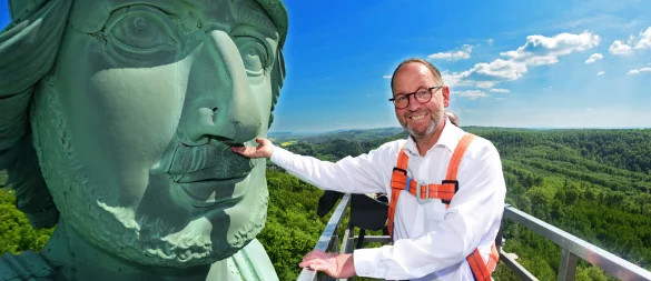 Jörg Düning-Gast, Verbandsvorsteher des Landesverbands Lippe, Auge in Auge mit dem berühmtesten Lipper. Das Bild entstand im Rahmen der jährlichen Prüfung des Denkmals. - © Archivfoto: Nicole Ellerbrake