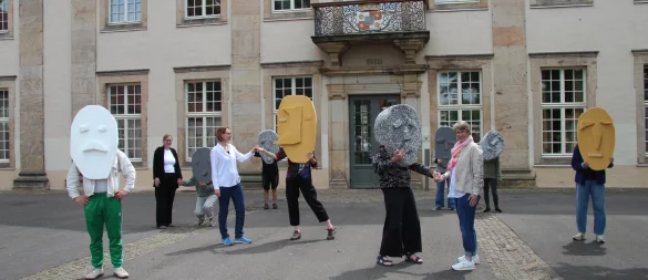 Das "TheatreFragile" führt am Wochenende ein Stück zum Thema Einsamkeit auf dem Schulhof des Engelbert-Kaempfer-Gymnasiums auf. Mit dabei sind Dr. Sonja Girod (links) von der Volkshochschule Detmold-Lemgo, Lemgos Kulturamtsleiterin Lysann Rehberg (Mitte) und die Gleichstellungsbeauftragte Christiane Osterhage (rechts). - © Nadine Uphoff
