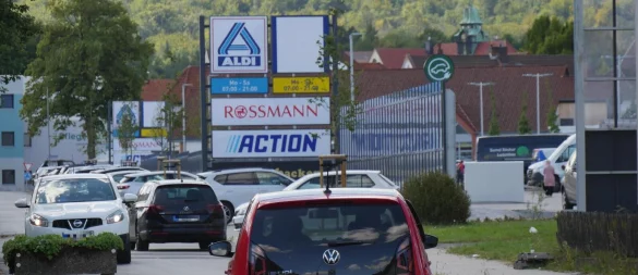 In der Horner Kampstraße komme es ständig zu gefährlichen Verkehrssituationen vor allem durch den Anliefer- und Kundenverkehr, klagen Anwohner. - © Jost Wolf