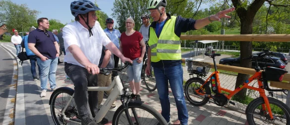 ADFC-Lippe-Vorsitzender Manfred Wiehenkamp erklärt NRW-Verkehrsminister Oliver Krischer den Ablauf der Testfahrt auf dem gerade eingeweihten Bürgerradweg in Leopoldstal. Im Hintergrund (von links) Patrick Pauleikhoff (CDU HBM), Landrat Dr. Axel Lehmann, Christa Ludwig (Grüne HBM) und Hubert Ebers (Verein "Ländlicher Raum aktiv"). - © Jost Wolf
