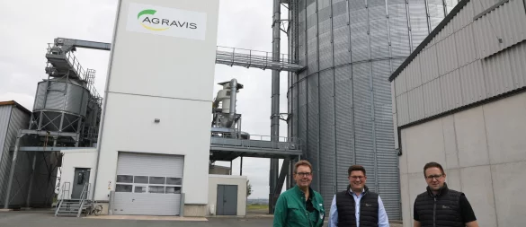 2018 hat die Agravis Westfalen-Hessen den Standort Hohenwepel neu eröffnet, berichten Lagermeister Elmar Menne (v. l.), Geschäftsführer Philip Rödelbronn und Pflanzenbauexperte Christian Lattrich. Prägnant sind die vier silberfarbenen Lager-Silos.?Fotos: Simone Flörke - © Simone Flörke