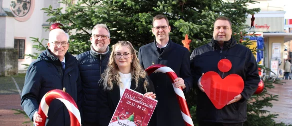 Thomas Voss (Stadtmarketing), Hans-Jörg Alberti (Stadtwerke), Lea Pommerenk (Stadtmarketing), Bürgermeister Matthias Kalkreuter und Tobias Blinne (Sparkasse) stellen das Programm für den diesjährigen Weihnachtsmarkt vor. - © Lorraine Brinkmann