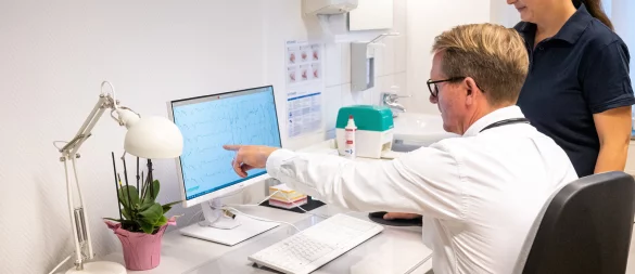 Fehlende Transparenz: Was Ärzte genau in die Patientenakten schreiben, ist ihnen vorbehalten. Falsche Diagnosen löschen zu lassen, ist für Patienten sehr schwer. - © dpa