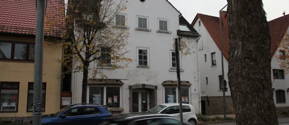 Schwierige Immobilie: Der Lippische Hof in der Barntruper Mittelstraße ist weiter in Privatbesitz. Augenscheinlich hat sich dort seit geraumer Zeit nichts getan. Für Bürgermeister Borris Ortmeier gehört das Gebäude in die Reihe der Problemimmobilien in der Stadt. - © Jens Rademacher