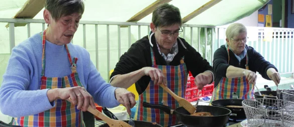 Bereits seit 2012 stehen Petra Joneleit, Katrin Münch und Renate Betschen (von links) beim Beller Schnirz an den Pfannen und brutzeln den traditionellen Lippischen Pickert. Ob mit Leberwurst oder Rübenkraut, der Pickert ist bei Jung und Alt gleichwohl beliebt. - © Juliana Szabo