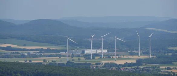 Vom Eggeturm auf dem preußischen Velmerstot ist das Luftlinie elf Kilometer entfernte Amazon-Logistikzentrum PAD2 im Industriepark Lippe gut zu erkennen. Die Häuser davor gehören zu Ottenhausen (Steinheim) und Billerbeck. - © Jost Wolf