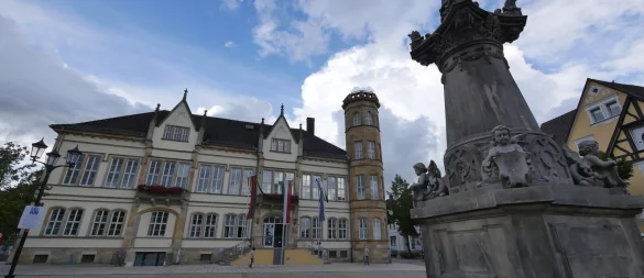 Das Betreten der Stufen des Franz-Hausmann-Denkmals (rechts) in Horn ist verboten. Daran hält sich kaum jemand. Die CDU überlegt, das Denkmal einzuzäunen. Die Stadt schlägt vor, die Stufen abzuschrägen. - © Archivfoto: Jost Wolf