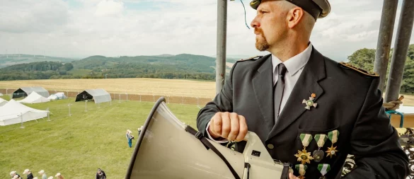 Die Szenerie des „Lippe SOLA“ in Extertal gleicht auf den ersten Blick einem Hochsicherheitstrakt. Danny Riediger spielt den Gefängnis-Direktor. - © Gemeinde am Grasweg Lemgo