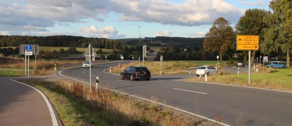 Hier gabeln sich Umgehungsstraße (links) und Selbecker Straße (rechts). Die Stadt hofft, dass Straßen NRW zahlreiche gelbe Wegweiser noch austauscht, die den Verkehr durch die Stadt statt auf die Umgehung leiten. - © Nadine Uphoff/Archivfoto