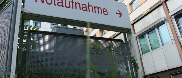 Ende 2019 bringt ein Rettungswagen eine kranke 12-Jährige in die Notaufnahme des Klinikum Lippes. Das Mädchen wird über Nacht stationär aufgenommen, die Mutter weicht nicht von seiner Seite. Elf Stunden später ist das Kind tot. Nun muss sich das damals behandelnde Klinik-Personal erneut wegen fahrlässiger Tötung vor dem Amtsgericht verantworten. Der erste Prozess im Sommer 2023 platzte. - © Janet König