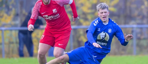 Brisanz im Spiel: In dieser Szene kann sich der Augustdorfer Kapitän David-Kai Weis (rot) gegen seinen Schlänger Gegenspieler Julian Volskij (blau) durchsetzen. - © Egon Penner