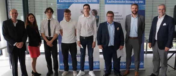Bei der Abschiedsfeier: Michael Lohre, Oberstufenkoordinator der Höheren Handelsschule, Karen Zereike, Leiterin Eigenbetrieb Schule des Kreises Lippe, Maxim Fasse, Jonas Lütkemeier, Jano Grote, Yannic Homa, Marcel Mrotzek, Bildungsgangleiter der Höheren Handelsschule und Schulleiter Heiko Jucks. - © Hanse-Berufskolleg