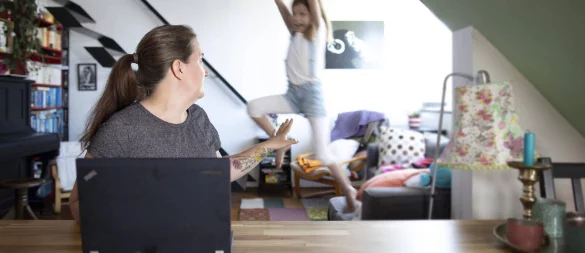 Blanke Nerven statt Sommerlaune: Viele Eltern arbeiten derzeit wieder im Homeoffice mit Kindern, um die Ferien zu überbrücken. Zwei Familien aus OWL berichten. - © imago images/photothek
