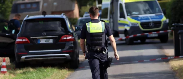 Die Polizei ist mit einem speziellen Verkehrsunfallaufnahmeteam (VU-Team) im Einsatz um das Unglück zu rekonstruieren. - © Alex Lehn