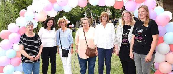 Mit Regina Schwentker, Angelika Teßnow, Ilona Jülich, Susanne Babe und Heidrun Wemhöner kann das aktuelle Leitungsteam mit Anika Kerker und Jessica Frormann frühere Erzieherinnen und Leiterinnen begrüßen. - © Karin Prignitz