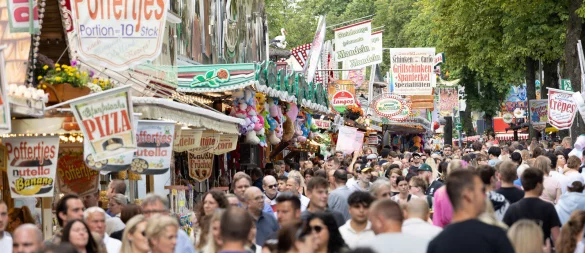 Auf der Kirmesmeile gibt es zu Libori in Paderborn neben den Fahrgeschäften ein Angebot an Essen und Getränken. - © Niklas Tüns (Archivfoto)