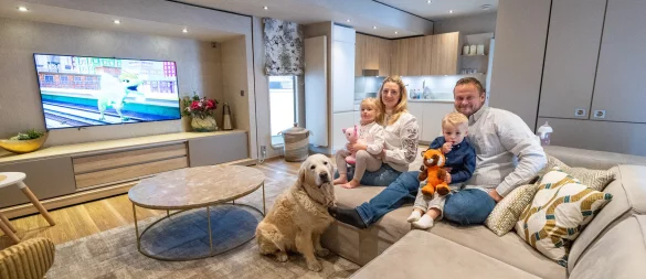Die Schausteller Denise und Willi Kipp leben mit ihren Kindern Clara und Willi sowie Hund Apollo in dem Wohnwagen, der während Libori am Paderborner Löffelmannweg steht. - © Niklas Tüns