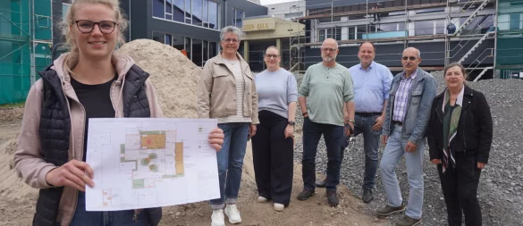 Landschaftsarchitektin Nadine Schilla (von links) besichtigt gemeinsam mit Heike Kronemeyer (Didaktische Leitung), Schulleiterin Monika Precker, André Heinze (stellvertretender Schulleiter), Bürgermeister Christoph Dolle, Kämmerer Winfried Kipke und Juliane Mauermann (BIG) die Baustelle. - © Michaela Weiße