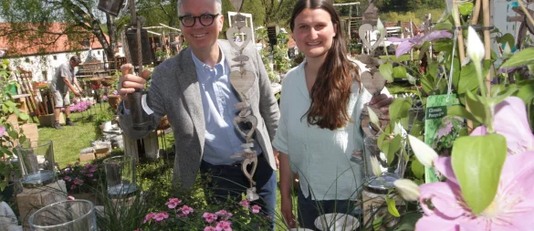 Charmaine Haid, beim Veranstalter Evergreen fürs Marketing zuständig, und Ingo Grabowsky, Direktor des LWL-Landesmuseums für Klosterkultur, laden zum Gartenfest auf dem Klostergelände ein. - © Uwe Müller